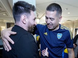Messi llegó a Buenos Aires y fue recibido por Juan Román Riquelme en la Bombonera