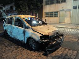 Incendian un taxi con el chofer adentro tras un intento de asalto