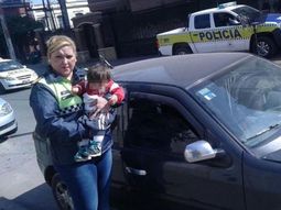 Dejó a su bebé encerrado en el auto una hora