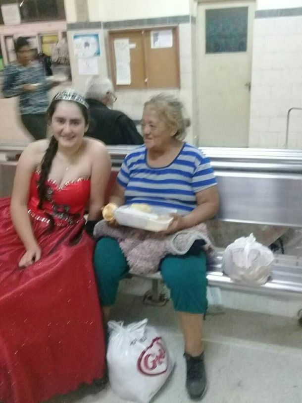Con vestido y corona festejó sus 15 años repartiendo comida para gente en situación de calle