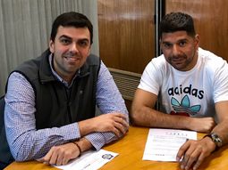 El volante firma su contrato con el presidente del club, Marco Trovato El volante firma su contrato con el presidente del club, Marco Trovato