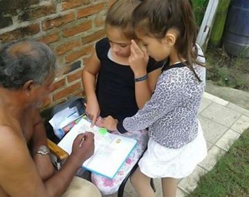 Emotiva historia: tiene 11 años y le enseñó a leer a un hombre de 59