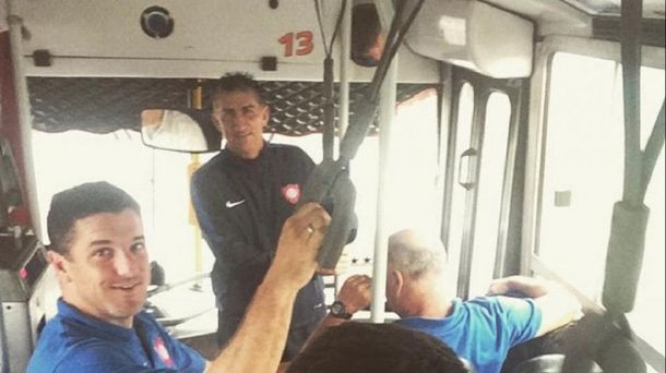 Increíble: Bauza debió llegar a Aeroparque en un colectivo 143