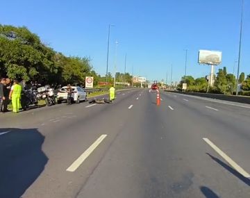 Choque múltiple entre un auto y tres motos en avenida Cantilo dejó un herido
