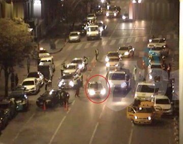 Se negó a frenar en un control y atropelló a un agente de tránsito