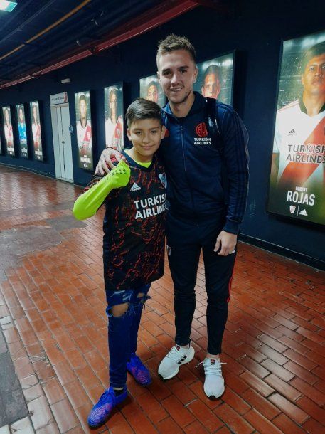 A nene víctima de bullying le arruinaron su camiseta de River y Palavecino le regaló una nueva