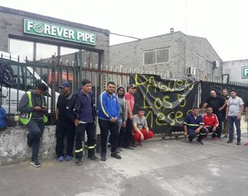 Despedidos de una empresa que trabaja para AySA reclaman sueldos atrasados 