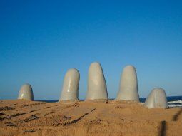 Pulsera electrónica: el insólito requisito que le exigirían a los argentinos para veranear en Uruguay