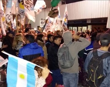 Militantes esperan por Cristina en Aeroparque y en su casa de Recoleta