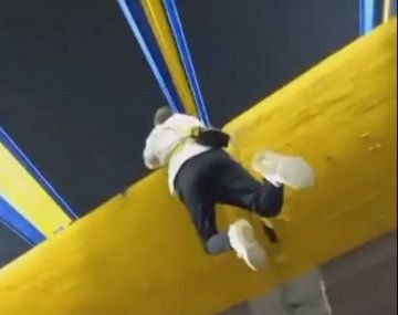 La insólita maniobra de un hincha de Boca para subir a la segunda bandeja de La Bombonera