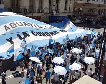 Los hinchas de Racing y su banderazo previo al clásico de Avellaneda