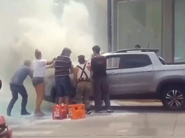 Pergamino: se incendió una camioneta y apagaron el fuego a los sodazos