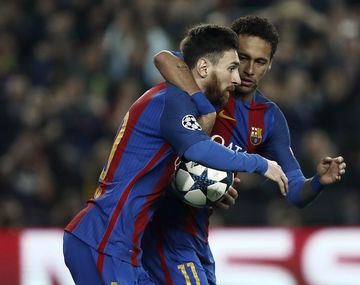 Neymar saluda al rosarino tras su tanto de penal