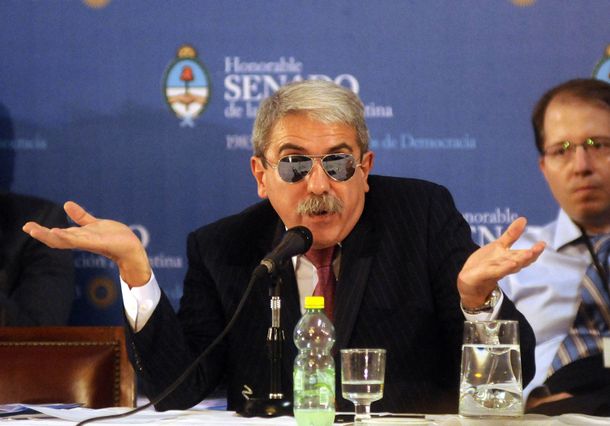 ¿Qué le pasó a Aníbal Fernández que usó lentes de sol en el Senado?