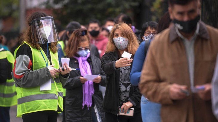 Ciudadanos peruanos votan en la Argentina. (Foto: Télam)