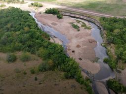La cuenca de Santa Lucía abastece de agua potable al 60% de la población uruguaya. La cuenca de Santa Lucía abastece de agua potable al 60% de la población uruguaya.
