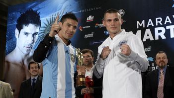 Los dos boxeadores posaron las camisetas de sus respectivos países Los dos boxeadores posaron las camisetas de sus respectivos países