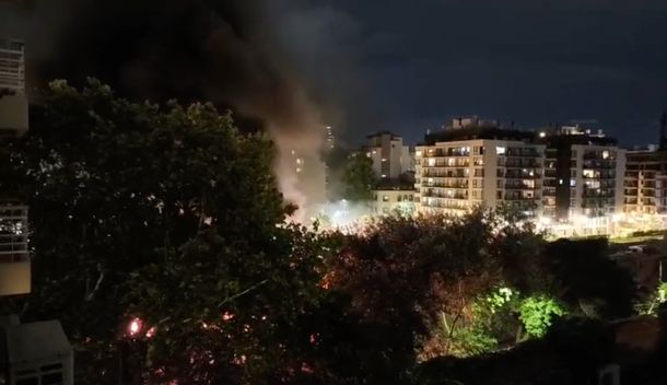 Tensión en Colegiales por incendio de vagones abandonados: el impactante video