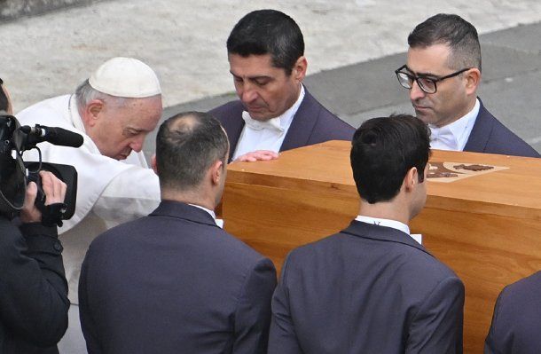 El papa Francisco dio el último adiós a Benedicto XVI ante miles de feligreses