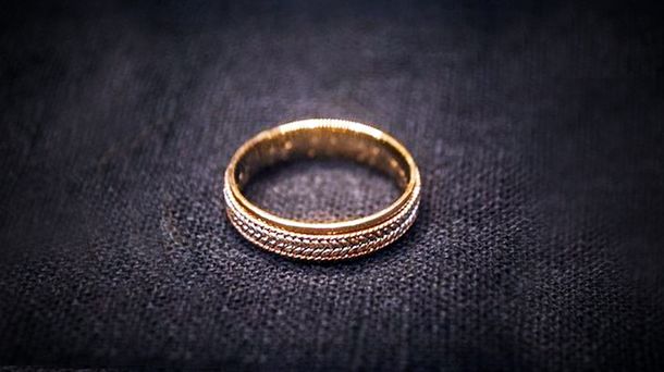 ¿Este es tu anillo? Buscan en la web al dueño de esta alianza rescatada del mar