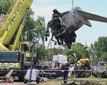 Trasladaron los restos del avión siniestrado en San Fernando.