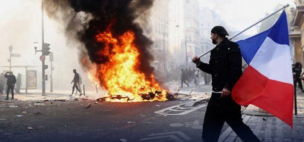 Primera noche de toque de queda en París y otras ciudades para intentar contener las protestas en toda Francia