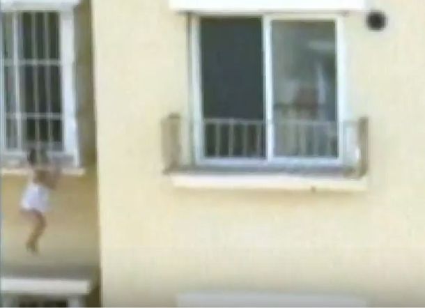 Drámático rescate de un niño colgado de una ventana