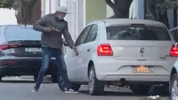 VIDEO: Intentó robar un auto, lo vieron empezaron los bocinazos y salió corriendo