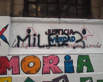Vandalizaron un mural por la Memoria con pintadas de Javier Milei 