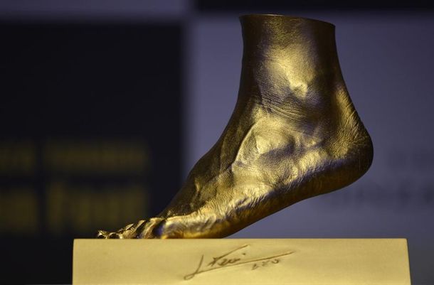 Venden una réplica en oro del pie izquierdo de Messi