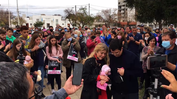 Fueron familia de acogida y la Justicia dio la beba en adopción sin vincularlos con los padres