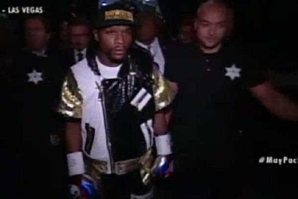 Mirá cómo entró al cuadrilátero Floyd Mayweather