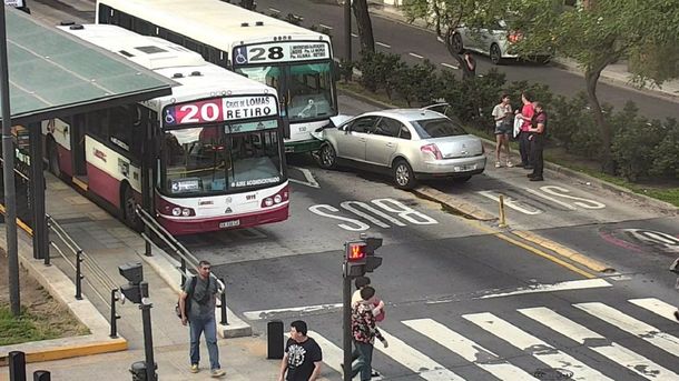 Un auto ingresó en el Metrobus del Bajo y chocó de frente contra un colectivo