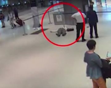 Un empleado de United Airlines atacó a un pasajero de 71 años