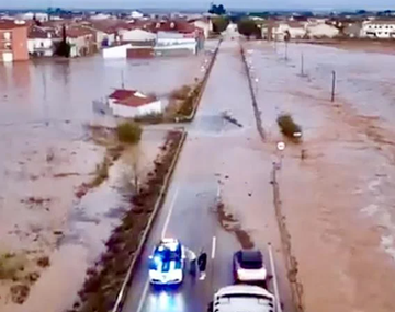 Impresionantes inundaciones arrasaron un pueblo y dejaron al menos un muerto