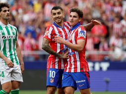 Con un golazo de tiro libre, Julián Álvarez firmó un doblete en la goleada del Atlético al Betis