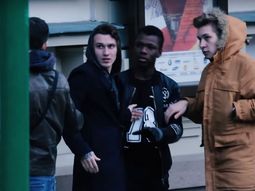 experimento social: ¿que harias si sos testigo de la golpiza a un joven negro? experimento social: ¿que harias si sos testigo de la golpiza a un joven negro?