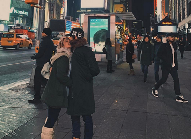 Angela Torres y su novio en Nueva York.