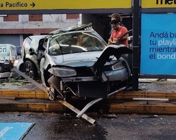 Impresionante choque de una camioneta contra el Metrobus de Juan B. Justo