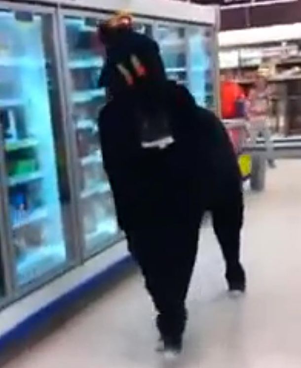 Un caballo británico va en busca de su madre al supermercado