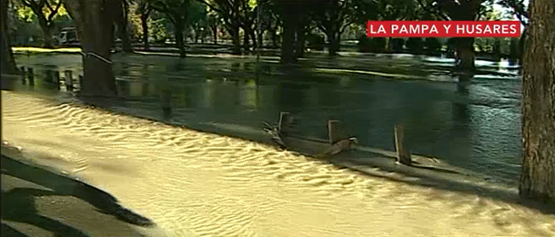 Se rompió un caño y se formó un río en plena Ciudad
