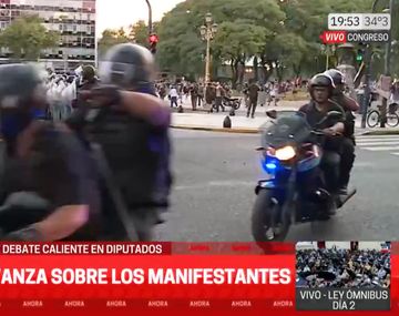 Represión en el Congreso: policías casi atropellan a periodista de C5N en vivo