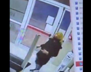 Llegó tarde a un turno médico y rompió todo