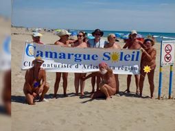 Sin malla, pero con tapabocas: por el aumento de contagios en playas nudistas piden que usen barbijo