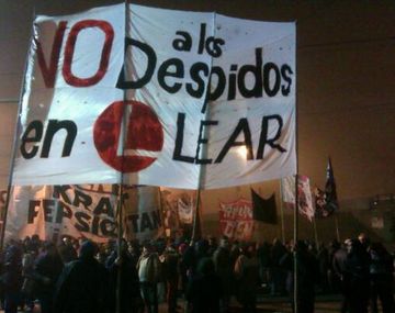 Trabajadores de la autopartista Lear protestan por 100 despidos.