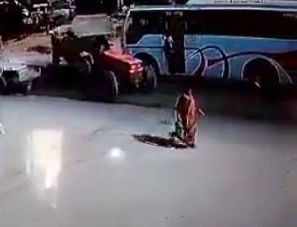 VIDEO: Un tractor evitó un colectivo, atropelló a una mujer y se dio a la fuga