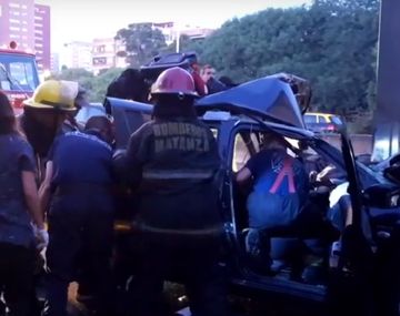 Un hombre fue rescatado por los bomberos del auto