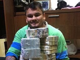 el chino maidana se disculpo por su polemica foto rodeado de miles de dolares el chino maidana se disculpo por su polemica foto rodeado de miles de dolares