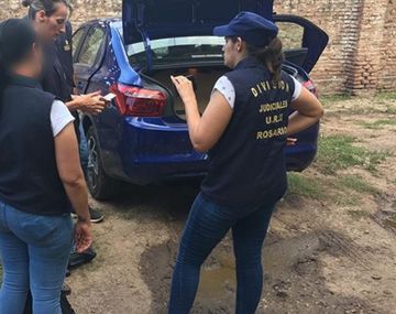 Dos policías acudieron a un llamado por asalto y robaron $62 mil que dejaron los ladrones