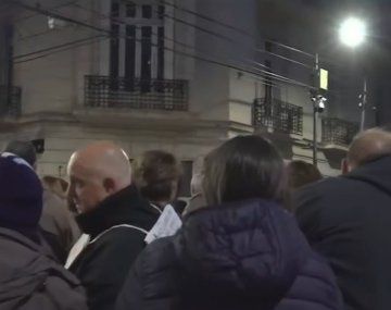 Militantes se congregan frente a la casa de Cristina tras las elecciones bonaerenses